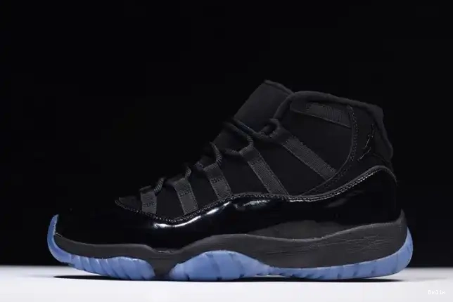 378037-005 11 Cap and Air Gown black Jordan 0508